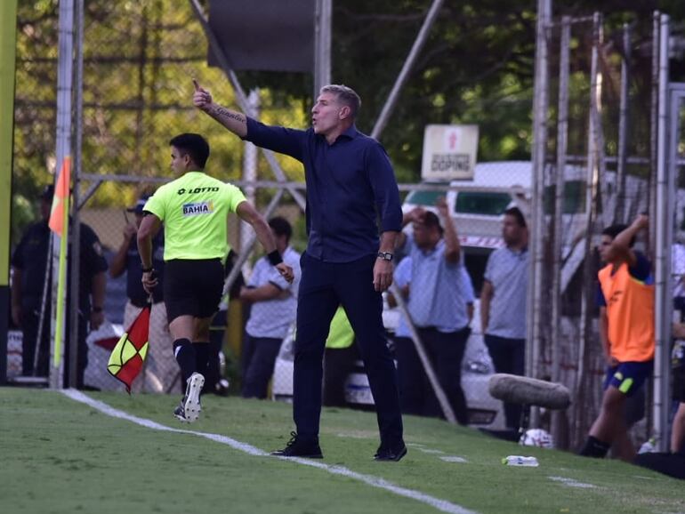 El argentino Martín Palermo, entrenador de Olimpia, en el partido frente a Sportivo Trinidense por la novena jornada del torneo Apertura 2024 del fútbol paraguayo en el estadio Rogelio Silvino Livieres, en Asunción.