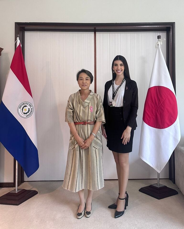 Jimena Sosa junto a la embajadora de Japón en Paraguay. (Instagram/Jimena Sosa)