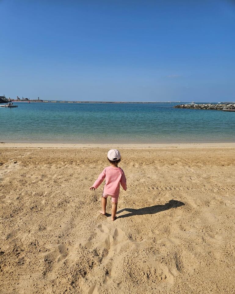 Bella Esmeralda, la más pequeñita de la familia de Cristiano, disfrutando de la playa. (Instagram/Georgina Rodríguez)