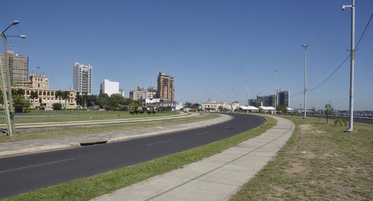 En la Costanera prácticamente no hubo tránsito. De igual manera, la Fiscalía y efectivos policiales  se apostaron en el sitio ayer  para asegurar que se cumpla la cuarentena.