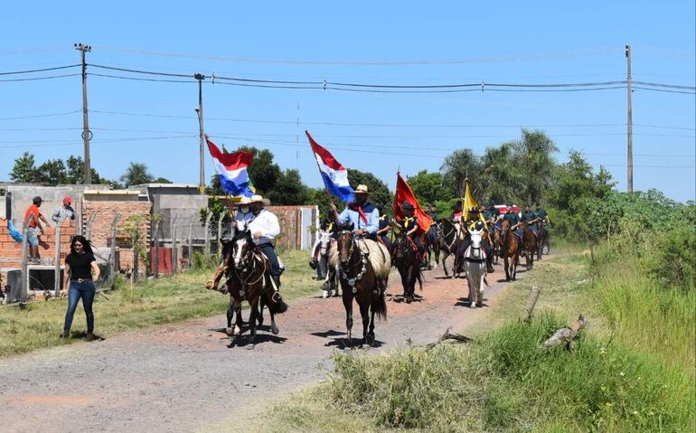 Jinetes y amazonas recorrieron bajo el sol los monumentos de Ytororó, Avay y Lomas Valentinas de Itá Ybate.