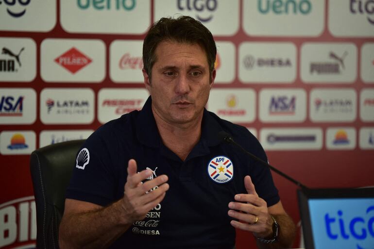 El entrenador en jefe de la selección de fútbol de Paraguay, el argentino Guillermo Barros Schelotto, habla durante una conferencia de prensa previa al partido de fútbol de las eliminatorias sudamericanas de la Copa Mundial de la FIFA 2026 contra Venezuela, en Ypane, Paraguay, el 11 de septiembre de 2023.