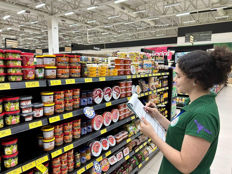 Una estudiante universitaria cuando registraba los precios de la canasta básica en un supermercado de Ciudad del Este.