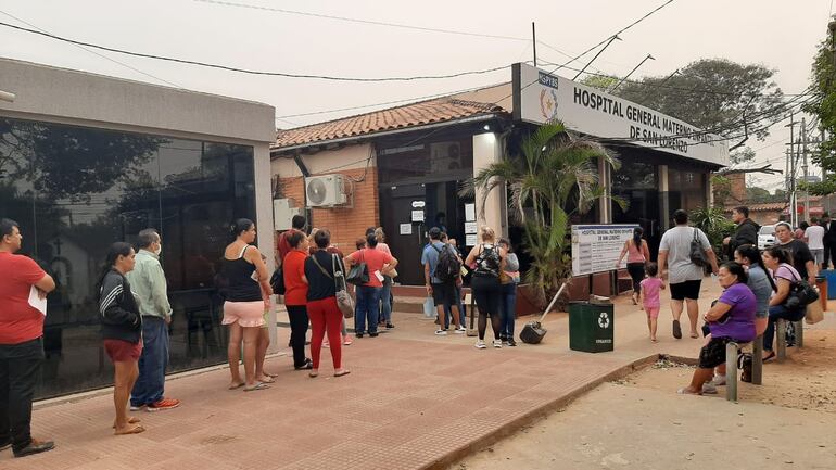 Una larga fila se forma todos los días para acceder al área de laboratorio. Algunos aguardan parados, y otros usar los caños para sentarse.