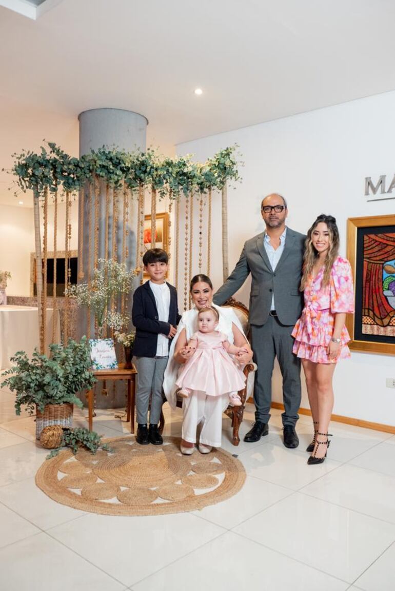 Mamá Leti, papá José y los hermanos Paolo y Luana posando felices con la nueva cristiana. (Julio Zárate)