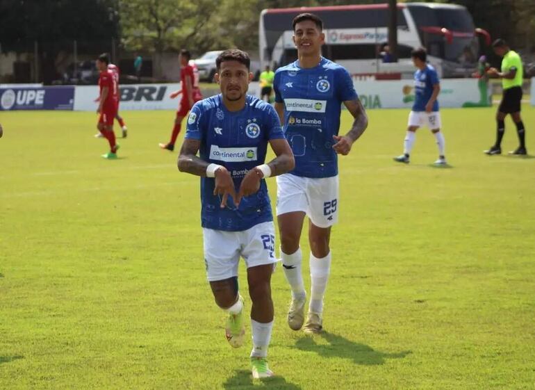 El festejo de Nelson Sanabria, luego de anotar desde los doce pasos el tanto  del triunfo  “Danzarín”  en Campo 9. Lisandro Cabrera acompaña la celebración. (Foto: APF)