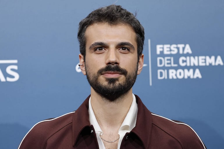 El actor italiano Gianmarco Saurino con un look juvenil. Los hombres coquetos no pueden depender solo de la moda sino de factores importantes como la edad, la forma de la cara y los colores que complementan el estilo. Aquí te ofrecemos una guía para ayudarte a encontrar el look perfecto.