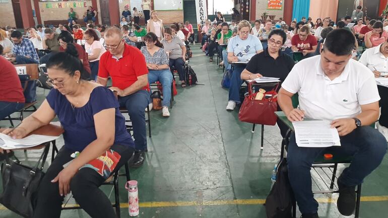 Los docentes iniciaron el examen tras un retraso de 15 minutos.