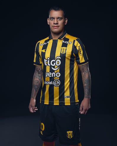 William Mendieta Pintos (36) con la nueva casaca aurinegra.