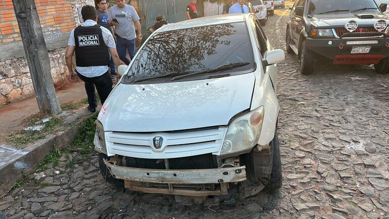 Vehículo robado recuperado por los agentes policiales.