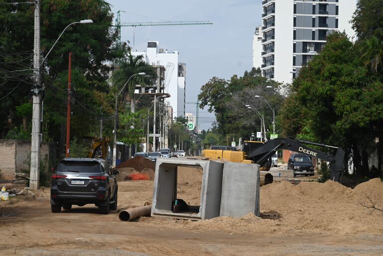 El concejal Pablo Callizo (PPQ) denunció que los automóviles deben pasar entre las obras de la avenida Molas López, sin que se tomen medidas de seguridad adecuadas.