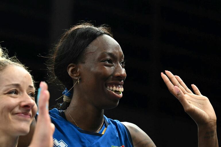 La número 18 de Italia, Paola Ogechi Egonu, celebra después de ganar el partido por la medalla de oro en voleibol femenino entre Estados Unidos e Italia en el South Paris Arena 1 en París durante los Juegos Olímpicos de París 2024 el 11 de agosto de 2024.