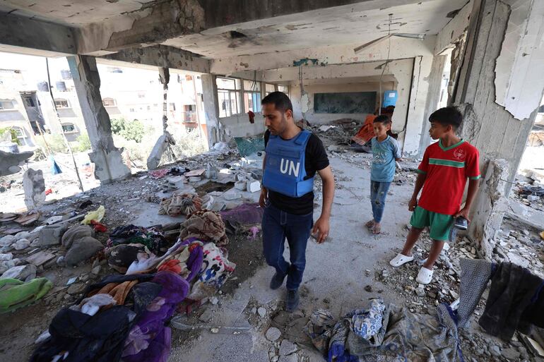 Un investigador de la ONU en una escuela de la UNRWA que fue dañada por un bombardeo israelí la semana pasada en Nuseirat, en la Franja de Gaza.
