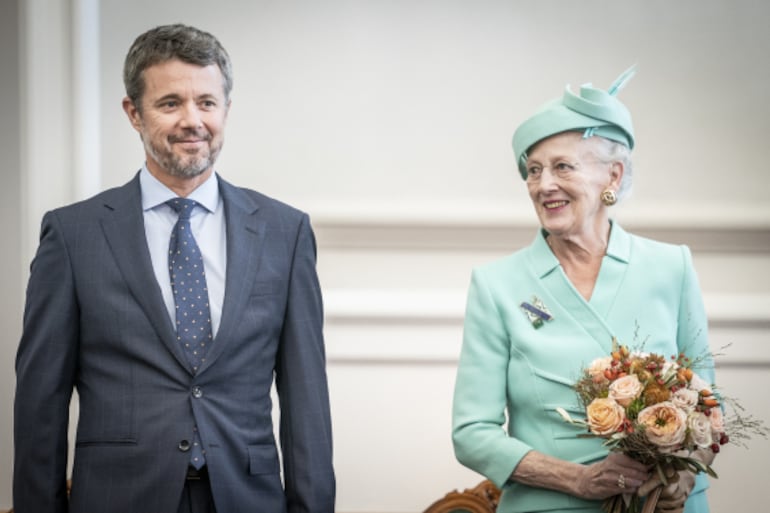 El rey Federico de Dinamarca junto con su madre, la reina Margarita.