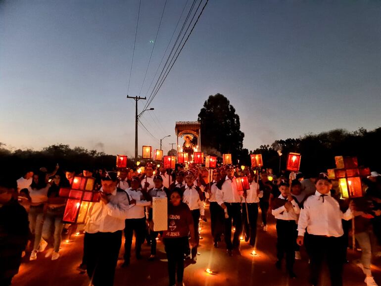 La Virgen Dolorosa en plena procesión en Tañarandy.