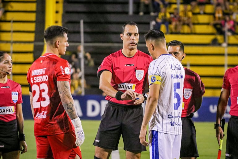 El árbitro David Ojeda en el sorteo de capitanes durante la previa del partido entre Guaraní y Sol de América en el Rogelio Silvino Livieres, en Asunción.