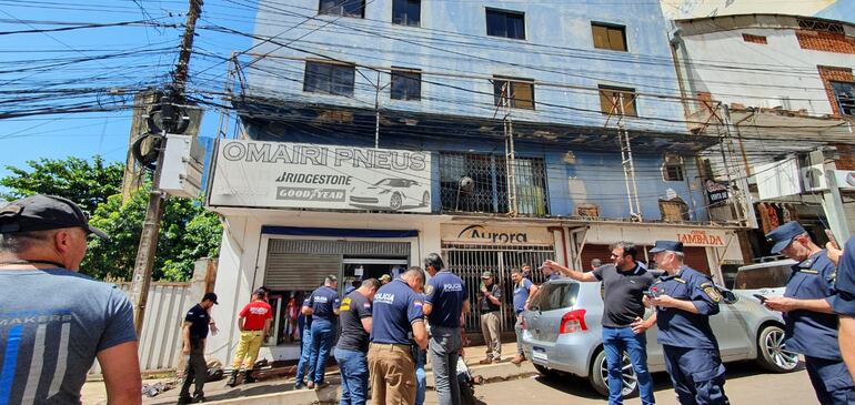 Los intervinientes se encuentran en estos momentos realizando una inspección en el interior del local "Omairi Pneus".