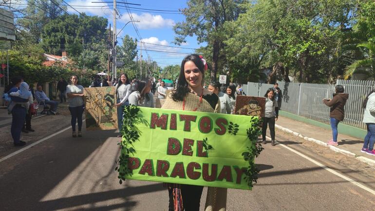 Las maestras y padres de familia acompañaron a los alumnos.