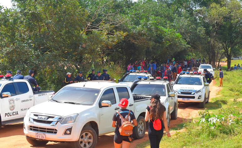 Cerca de 150 obreros de la Importadora Colmán se manifestó para exigir el cumplimiento del medida cautelar que les permite ingresar al inmueble a trabajar. 