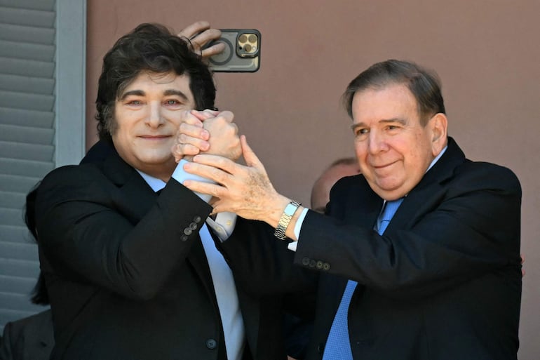 El presidente argentino Javier Milei (i) y el líder opositor venezolano Edmundo González Urrutia (d).