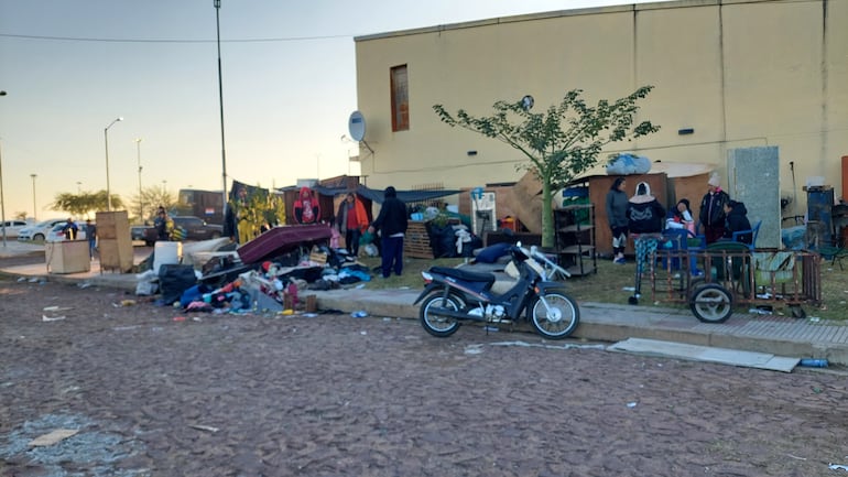 Así quedó la zona del gran incendio que afectó a 37 precarias casitas en zona Costanera de Asunción.