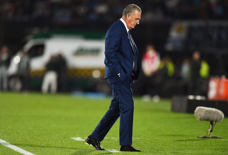 El argentino Gustavo Alfaro, entrenador de la selección de Paraguay, en el partido frente a Uruguay por la séptima fecha de las Eliminatorias Sudamericanas en el estadio Centenario, en Montevideo.