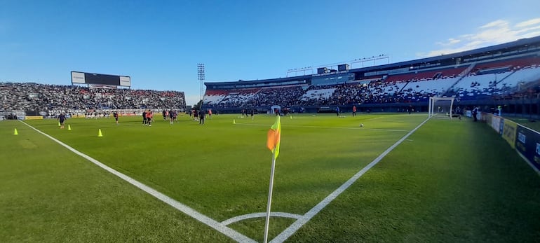 Vista del estadio Defensores del Chaco en el superclásico del fútbol paraguayo.