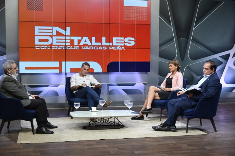 Fernando Griffith, ex viceministro (izq.), María Belén González, activista social (der.) y Miguel Marecos, del Sindicato Nacional de Directores (Sinadi) en los estudios de ABC TV.