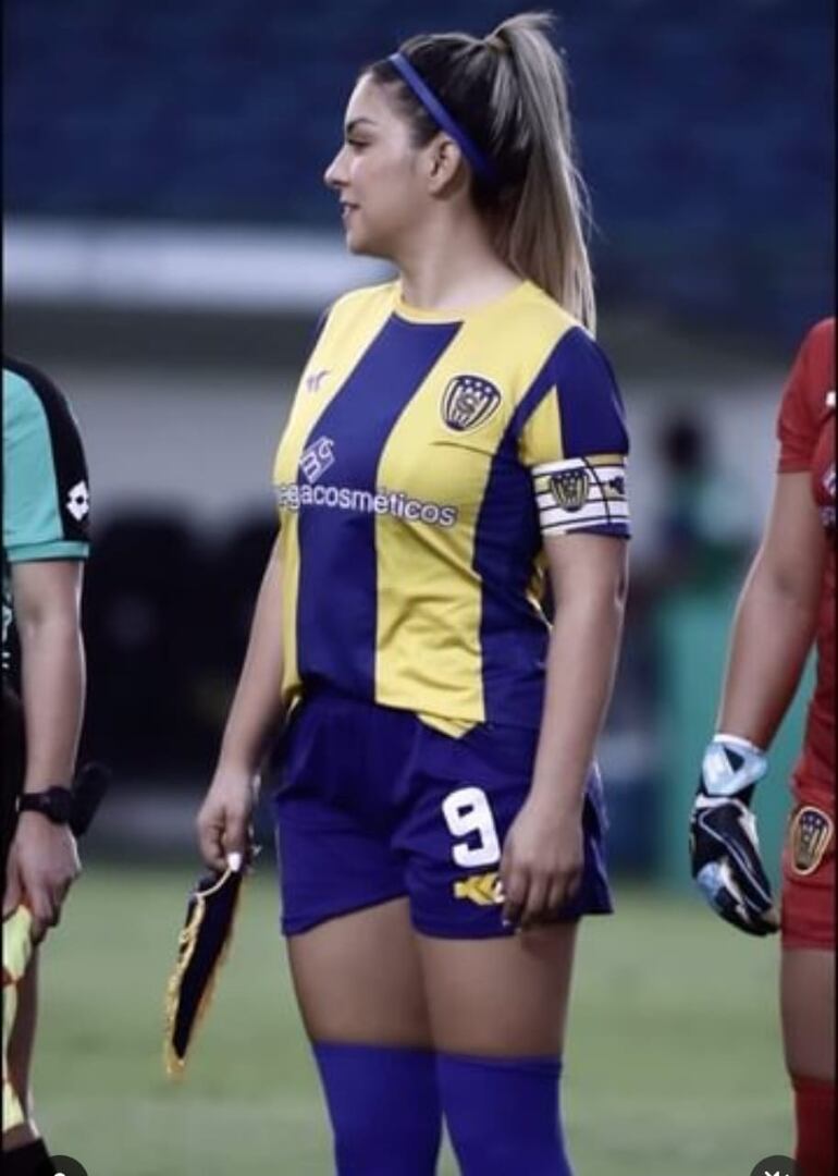 Fátima Román luciendo orgullosa el brazalete de capitana del club Sportivo Luqueño. (Instagram/Fátima Román)