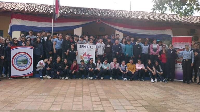 Alumnos de la escuela y colegio Gral. de Brigada Eligio Torres participaron de la charla.