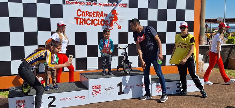 Décima Carrera de Triciclos en Encarnación.