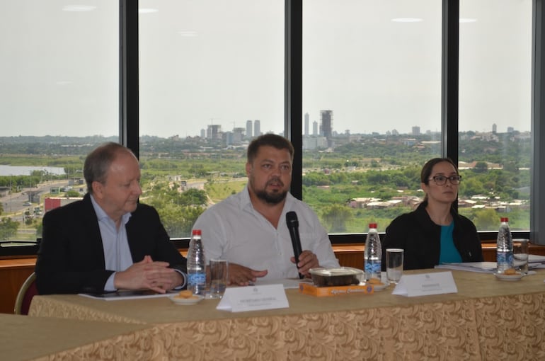 Carlos Fernández Valdovinos, junto al senador Colym Soroka, presidente de la Comisión Permanente del Congreso.