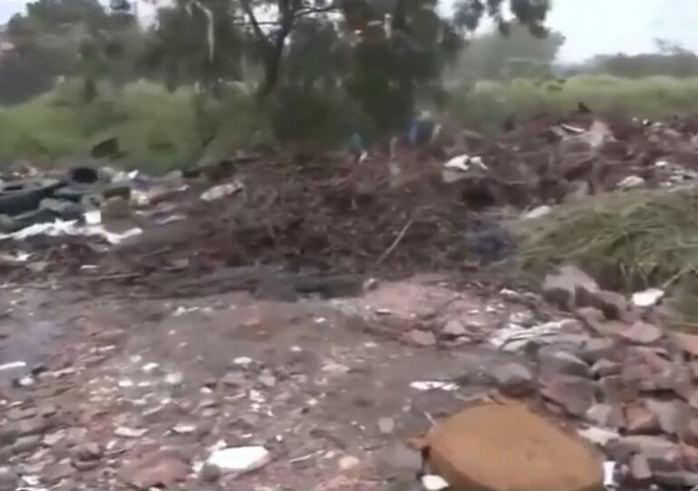 Minivertedero de basura ubicado a pasos del Jardín Botánico de Asunción y a la vista de todos.