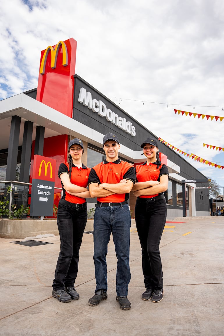 El personal de McDonald's está listo para atender todos los pedidos ya sea en caja o para delivery.