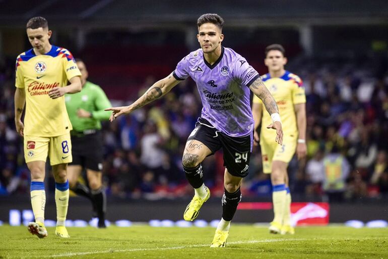 Luis Amarilla celebra uno de sus dos goles contra el América.