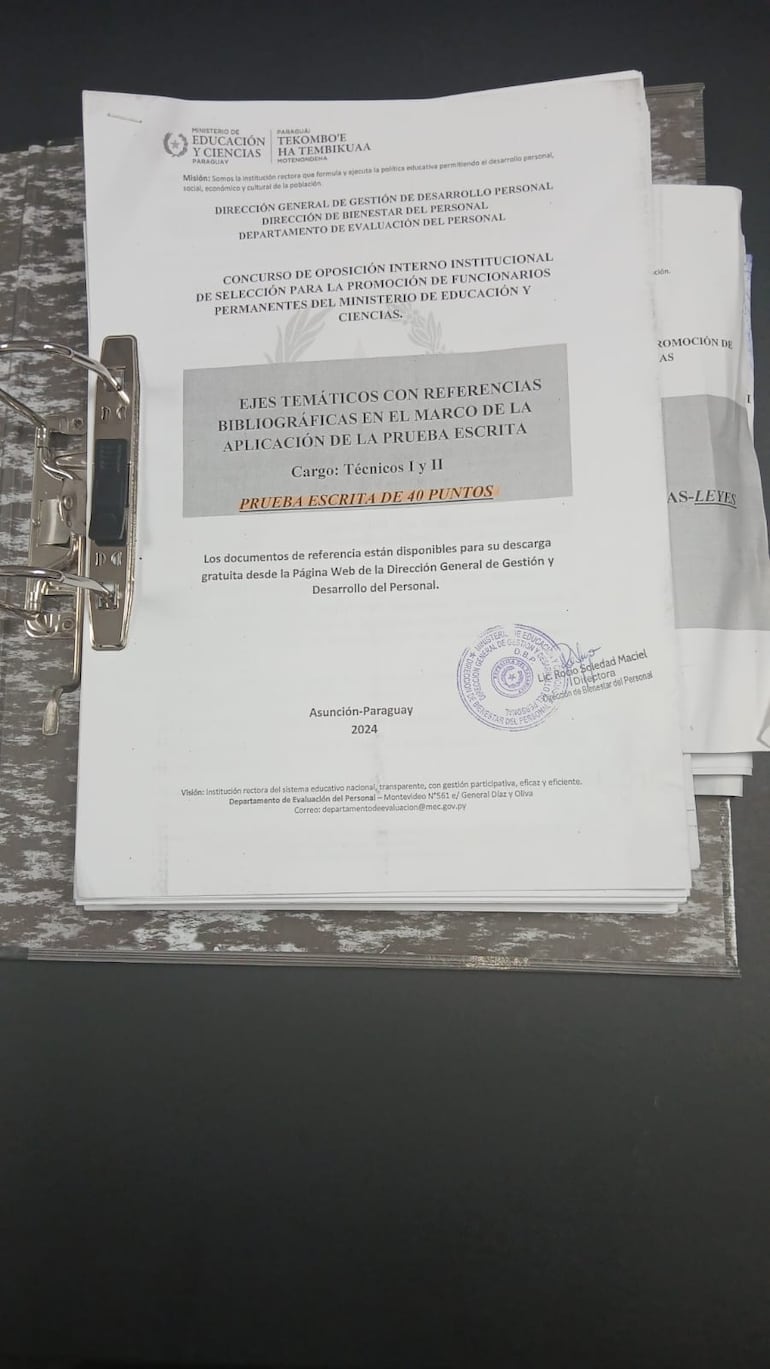 Uno de los tres biblioratos con los ejes temáticos para el concurso de funcionarios, remitidos por el MEC al Consejo de la Magistratura.