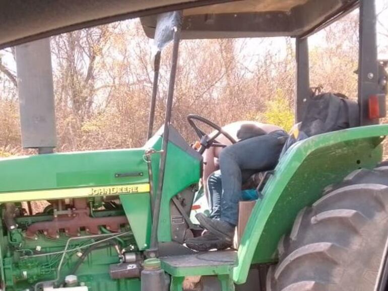 En esta posición fue encontrado el tractorista, por sus compañeros con el torso al descubierto, la alta temperatura habría sido la causa de su muerte.