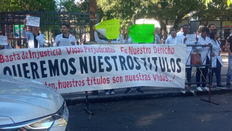 Médicos recibidos y estudiantes de la Facultad de Medicina - clausurada- de la Universidad María Serrana piden sus títulos.