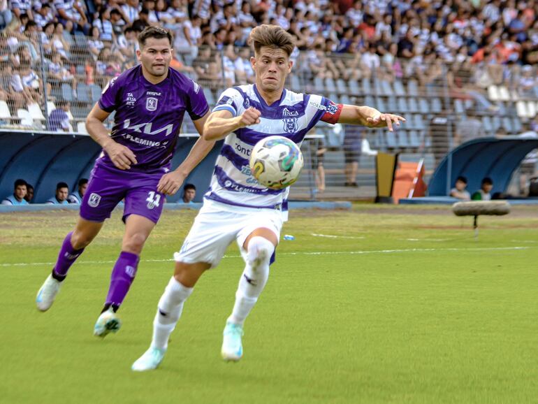 Javier Domínguez, jugador de 2 de Mayo, maneja el balón en el partido frente a Tacuary por la décimo cuarta fecha del torneo Clausura 2024 del fútbol paraguayo en el estadio Río Parapití, en Pedro Juan Caballero, Paraguay.