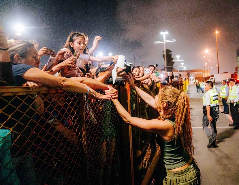 Shakira saludando seguidores a su llegada este sábado al aeropuerto Jorge Chávez de Lima (Perú). 