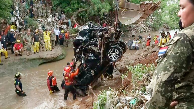 Militares, bomberos y otros equipos de rescate llevaron a cabo labores para extraer la camioneta Toyota Fortuner. Esta al final estaba vacía y el cuerpo de los militares fueron arrastrados.