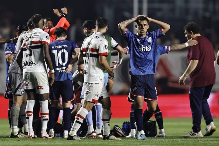 Juan Izquierdo, jugador de Nacional, es asistido por los médicos tras desplomarse en el campo de juego en pleno partido frente a Sao Paulo por los octavos de final de la Copa Libertadores 2024 en el estadio Morumbí, en Sao Paulo, Brasil.