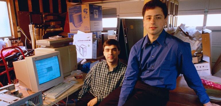 Los jóvenes Larry Page (i) y Sergey Brin (d).