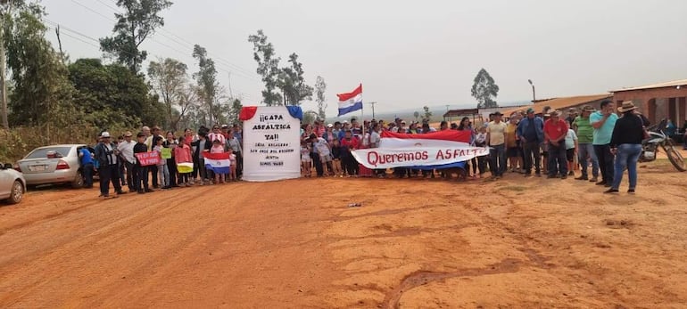 Los pobladores de San José del Rosario están en permanente manifestación en reclamo del asfaltado de cinco kilómetros del acceso a la ciudad.