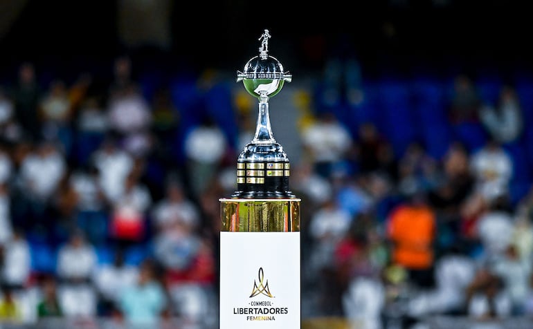 El trofeo de la Copa Libertadores Femenina