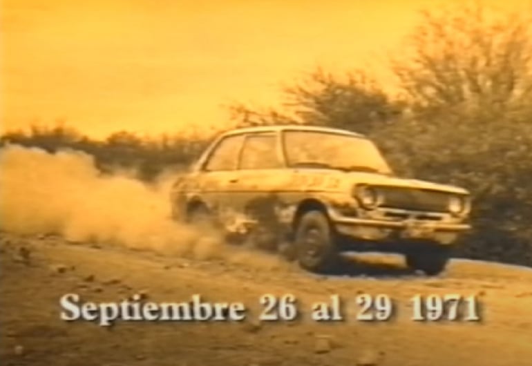 La primera edición del Transchaco Rally fue del 26 al 29 de setiembre de 1971. Aquí vemos a Marcos Peña y Pedro Federer, dejando una estela de polvo con el Toyota 1000.