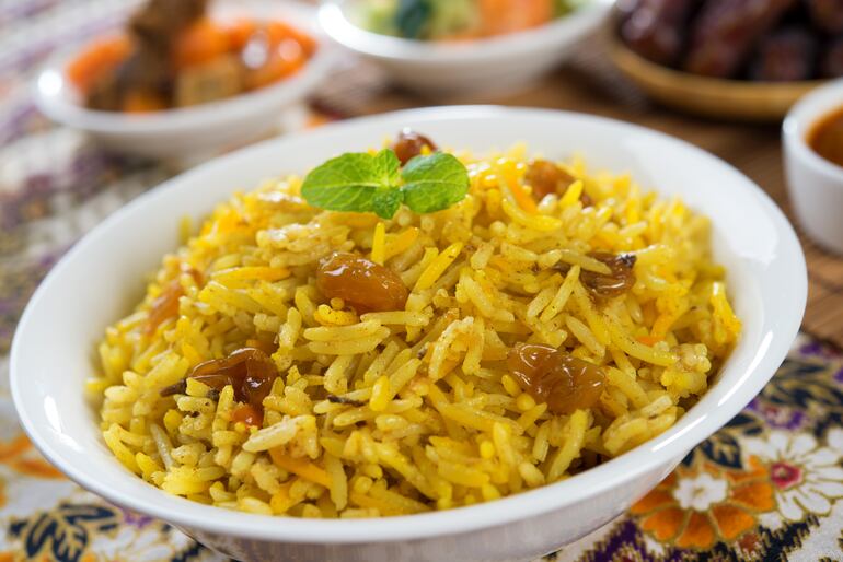 Arroz al curry con pasas.