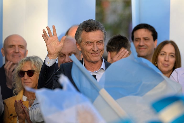 El ex presidente argentino (2015-2019) Mauricio Macri saluda a sus partidarios durante el mitin de cierre de campaña de la candidata presidencial de Argentina por el partido Juntos por el Cambio, Patricia Bullrich, en Lomas de Zamora, provincia de Buenos Aires, el 19 de octubre de 2023, antes de Las elecciones presidenciales de Argentina se realizarán el 22 de octubre.