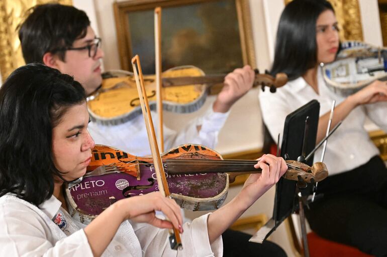 Miembros de la Orquesta de Instrumentos Reciclados de Cateura en el Lancaster House de Londres.