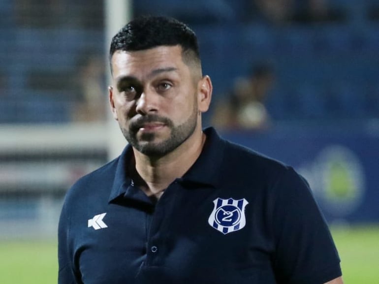 Felipe Giménez, entrenador del 2 de Mayo, en la previa del partido frente a Sol de América por la primera fecha del torneo Clausura 2024 del fútbol paraguayo en el estadio Luis Alfonso Giagni, en Villa Elisa.